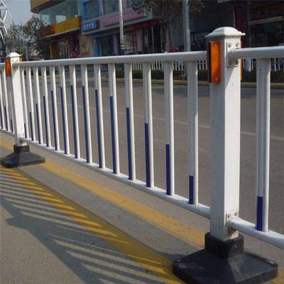 市政护栏网、人行道隔离栏杆与道路防撞护栏 功能、选型与实景解析