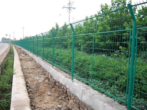 公路铁路护栏网 守护安全的钢铁防线